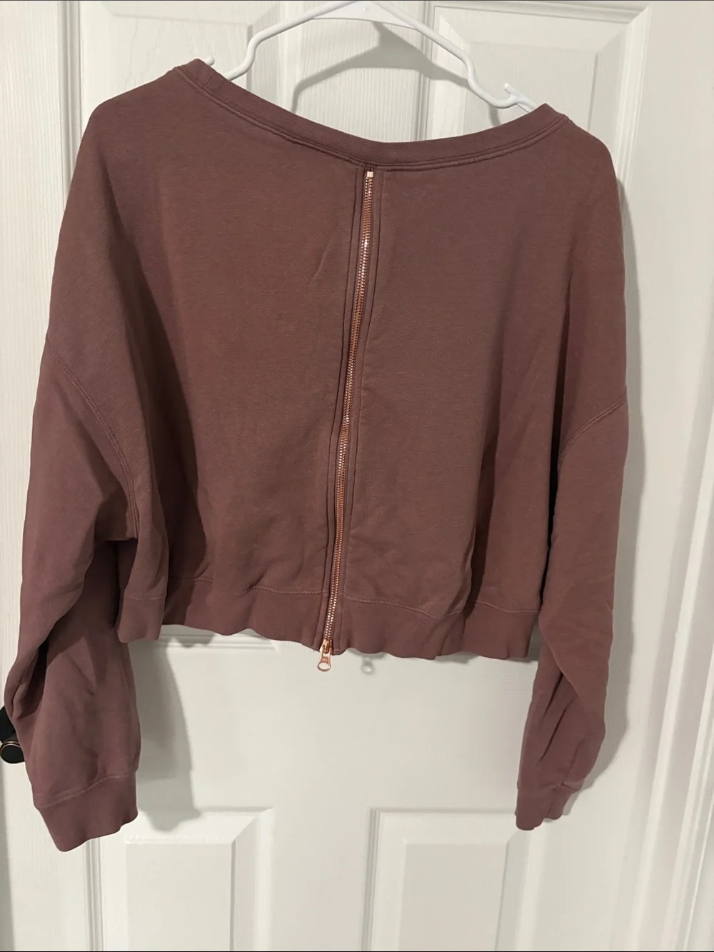 Nike Women's Rose-Mauve Cropped Sweatshirt with Metallic Gold Logo